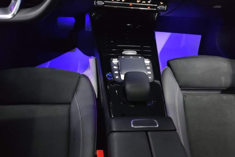 Used Mercedes-Benz A-Class 2022 Revised Version A 200 L Sport Sedan Fashionable Style Gear Lever