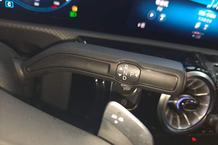 Used Mercedes-Benz A-Class 2022 Revised Version A 200 L Sport Sedan Fashionable Style Gear Lever