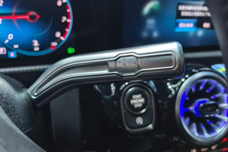 Used Mercedes-Benz A-Class 2022 Second Facelift A 200 L Sport Sedan Fashion Version Gear Lever