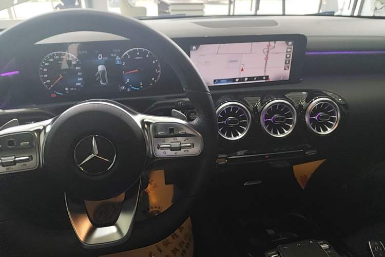 Used Mercedes-Benz A-Class 2022 Revised Version A 200 L Sport Sedan Fashionable Style Gear Lever