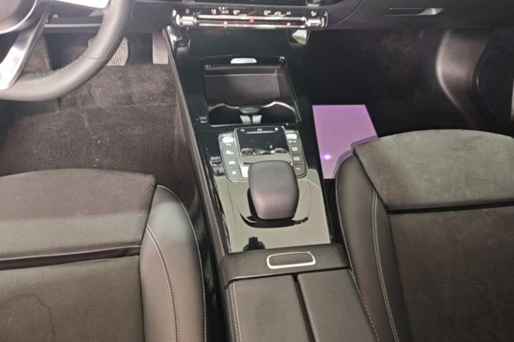 Used Mercedes-Benz A-Class 2022 Second Facelift A 200 L Sport Sedan Fashion Version Gear Lever