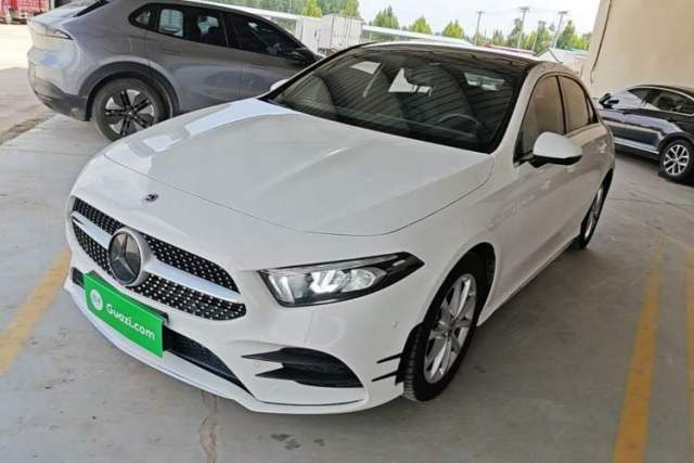 Ojetý Mercedes-Benz A-Class 2022 Restyled A 200 L Sport Sedan Fashion Version