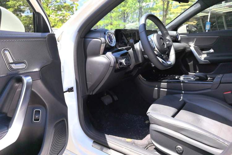 Used Mercedes-Benz A-Class 2022 Revised Version A 200 L Sport Sedan Fashionable Style Interior 1