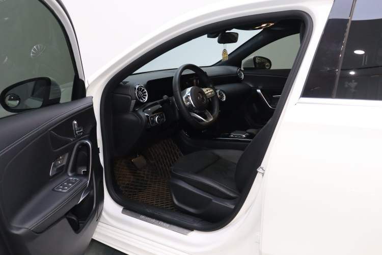 Used Mercedes-Benz A-Class 2022 Second Facelift A 200 L Sport Sedan Fashion Version Interior 1