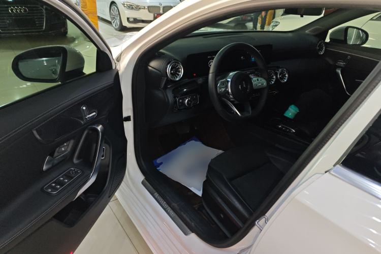 Used Mercedes-Benz A-Class 2022 Revised Version A 200 L Sport Sedan Fashionable Style Interior 3