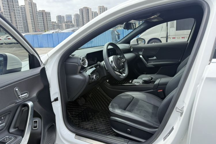 Used Mercedes-Benz A-Class 2022 Revised Version A 200 L Sport Sedan Fashionable Style Interior 4