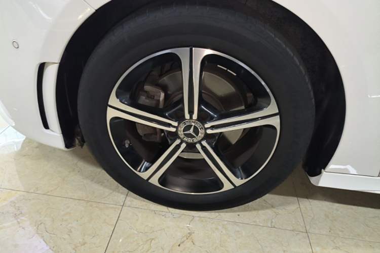 Used Mercedes-Benz A-Class 2022 Revised Version A 200 L Sport Sedan Fashionable Style Left Front Wheel Hub