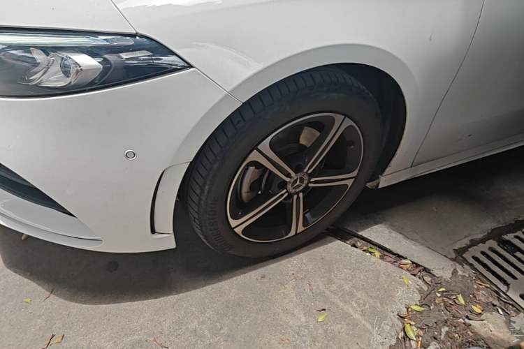 Used Mercedes-Benz A-Class 2022 Revised Version A 200 L Sport Sedan Fashionable Style Left Front Wheel Hub