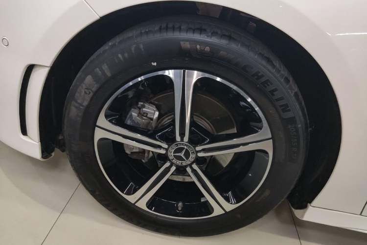 Used Mercedes-Benz A-Class 2022 Revised Version A 200 L Sport Sedan Fashionable Style Left Front Wheel Hub