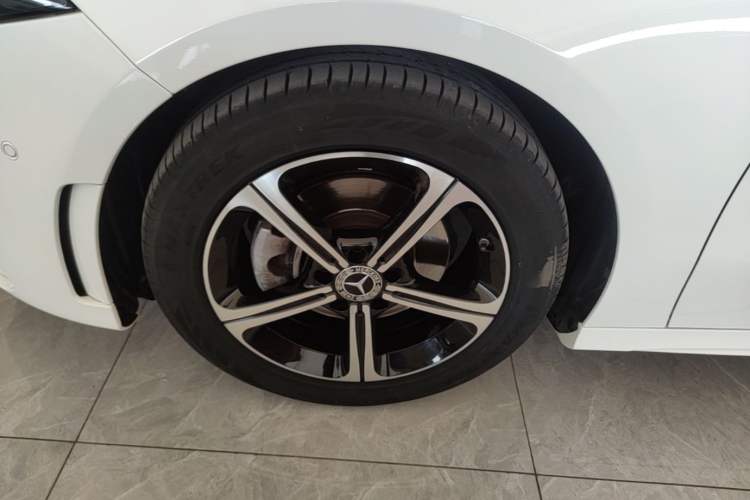 Used Mercedes-Benz A-Class 2022 Revised Version A 200 L Sport Sedan Fashionable Style Left Front Wheel Hub
