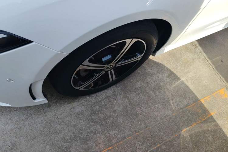 Used Mercedes-Benz A-Class 2022 Revised Version A 200 L Sport Sedan Fashionable Style Left Front Wheel Hub