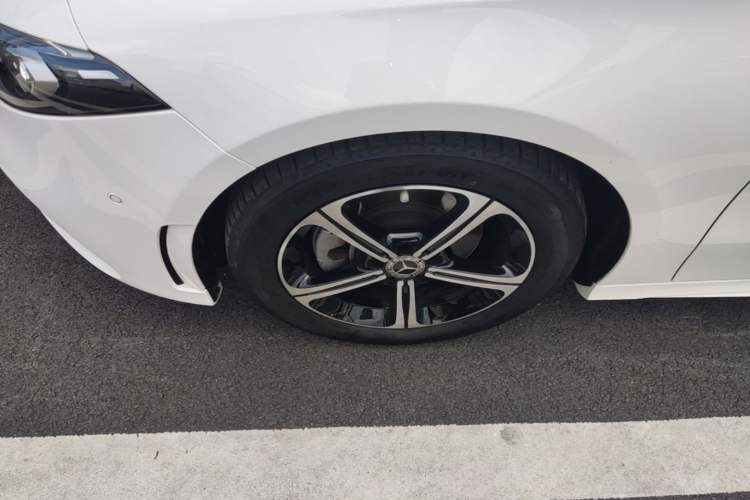 Used Mercedes-Benz A-Class 2022 Revised Version A 200 L Sport Sedan Fashionable Style Left Front Wheel Hub
