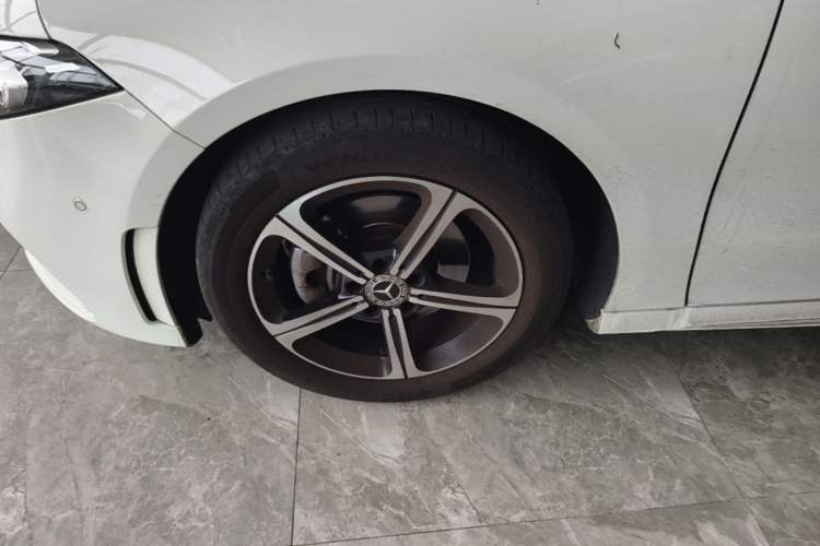 Used Mercedes-Benz A-Class 2022 Revised Version A 200 L Sport Sedan Fashionable Style Left Front Wheel Hub