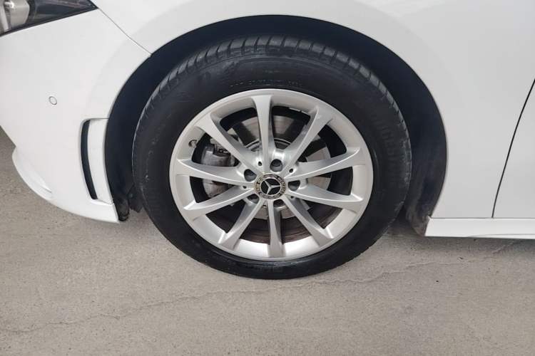 Used Mercedes-Benz A-Class 2022 Revised Version A 200 L Sport Sedan Fashionable Style Left Front Wheel Hub