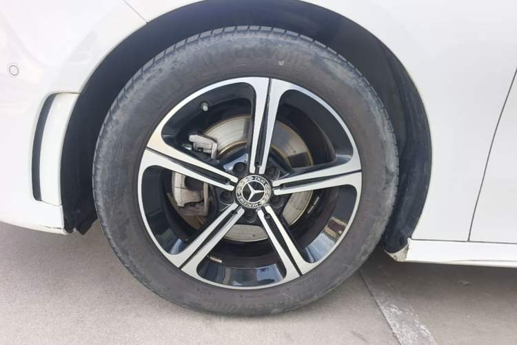 Used Mercedes-Benz A-Class 2022 Revised Version A 200 L Sport Sedan Fashionable Style Left Front Wheel Hub