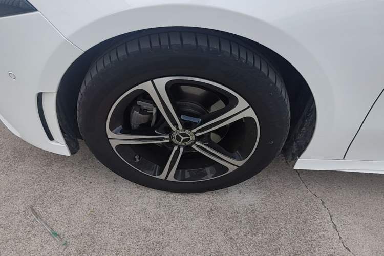Used Mercedes-Benz A-Class 2022 Revised Version A 200 L Sport Sedan Fashionable Style Left Front Wheel Hub