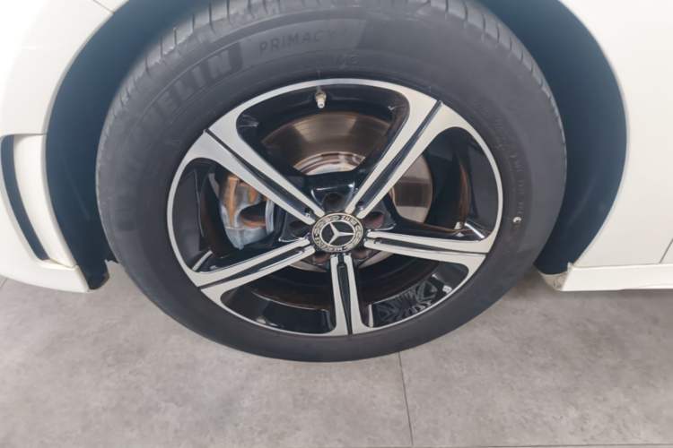 Used Mercedes-Benz A-Class 2022 Second Facelift A 200 L Sport Sedan Fashion Version Left Front Wheel Hub