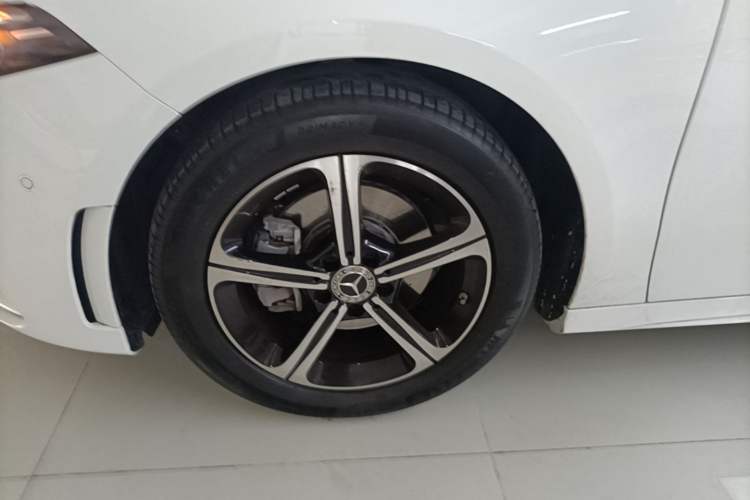 Used Mercedes-Benz A-Class 2022 Revised Version A 200 L Sport Sedan Fashionable Style Left Front Wheel Hub