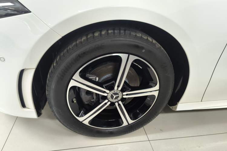 Used Mercedes-Benz A-Class 2022 Revised Version A 200 L Sport Sedan Fashionable Style Left Front Wheel Hub