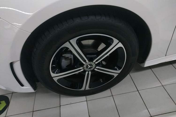 Used Mercedes-Benz A-Class 2022 Revised Version A 200 L Sport Sedan Fashionable Style Left Front Wheel Hub