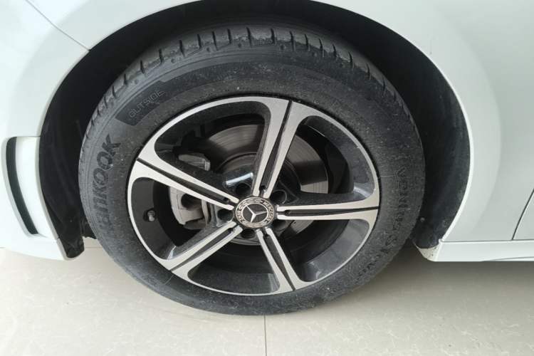 Used Mercedes-Benz A-Class 2022 Revised Version A 200 L Sport Sedan Fashionable Style Left Front Wheel Hub