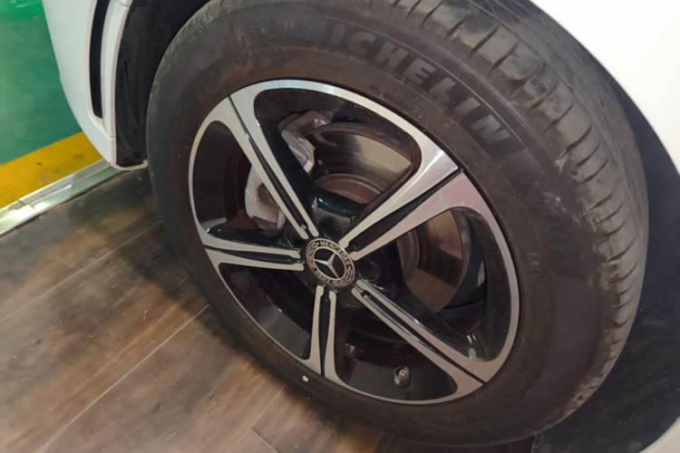 Used Mercedes-Benz A-Class 2022 Revised Version A 200 L Sport Sedan Fashionable Style Left Front Wheel Hub