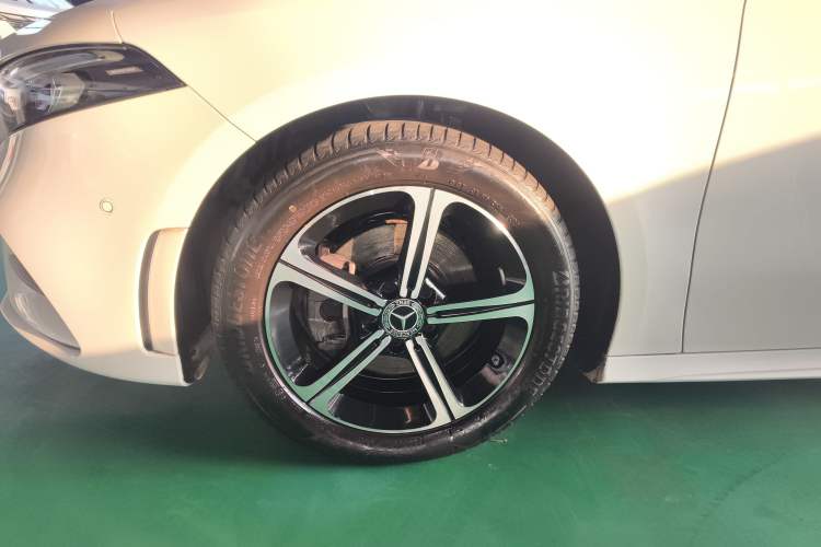 Used Mercedes-Benz A-Class 2022 Revised Version A 200 L Sport Sedan Fashionable Style Left Front Wheel Hub