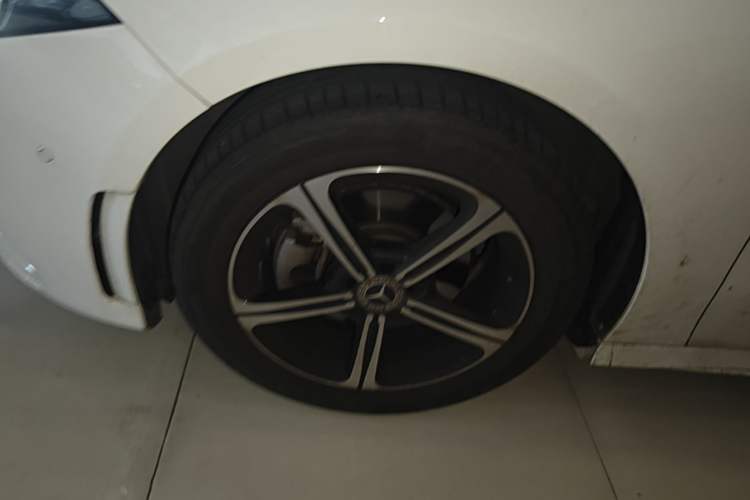 Used Mercedes-Benz A-Class 2022 Revised Version A 200 L Sport Sedan Fashionable Style Left Front Wheel Hub