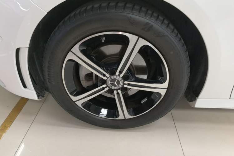 Used Mercedes-Benz A-Class 2022 Revised Version A 200 L Sport Sedan Fashionable Style Left Front Wheel Hub