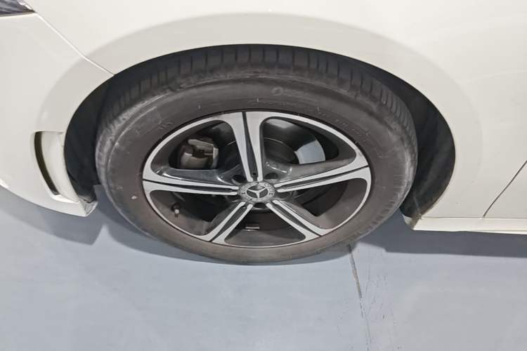 Used Mercedes-Benz A-Class 2022 Revised Version A 200 L Sport Sedan Fashionable Style Left Front Wheel Hub