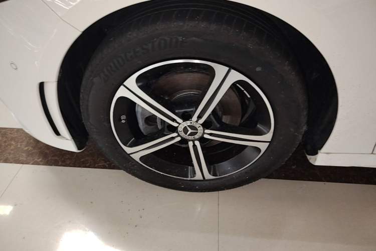 Used Mercedes-Benz A-Class 2022 Revised Version A 200 L Sport Sedan Fashionable Style Left Front Wheel Hub