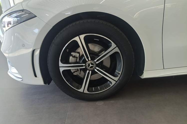 Used Mercedes-Benz A-Class 2022 Revised Version A 200 L Sport Sedan Fashionable Style Left Front Wheel Hub