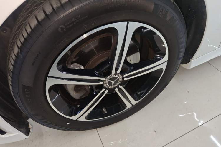 Used Mercedes-Benz A-Class 2022 Revised Version A 200 L Sport Sedan Fashionable Style Left Front Wheel Hub