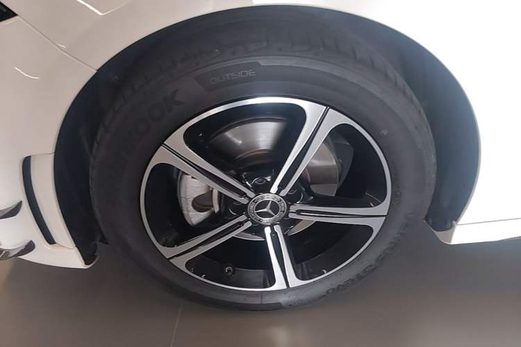 Used Mercedes-Benz A-Class 2022 Revised Version A 200 L Sport Sedan Fashionable Style Left Front Wheel Hub
