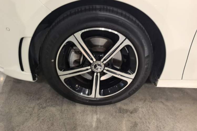 Used Mercedes-Benz A-Class 2022 Second Facelift A 200 L Sport Sedan Fashion Version Left Front Wheel Hub
