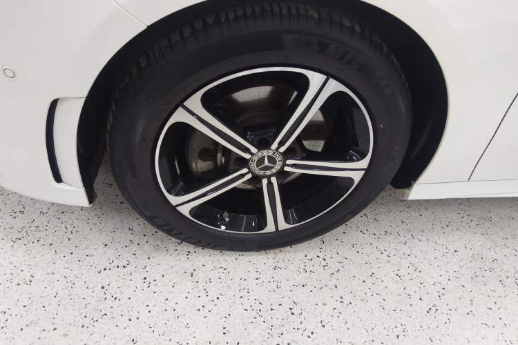 Used Mercedes-Benz A-Class 2022 Revised Version A 200 L Sport Sedan Fashionable Style Left Front Wheel Hub