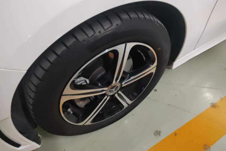 Used Mercedes-Benz A-Class 2022 Revised Version A 200 L Sport Sedan Fashionable Style Left Front Wheel Hub