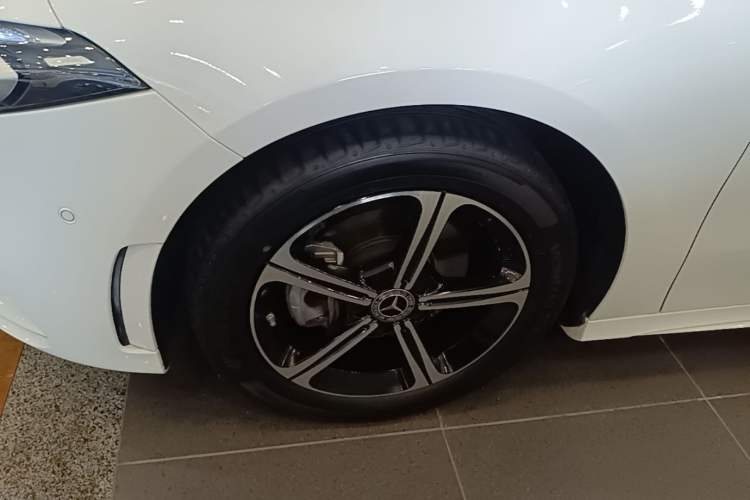 Used Mercedes-Benz A-Class 2022 Revised Version A 200 L Sport Sedan Fashionable Style Left Front Wheel Hub