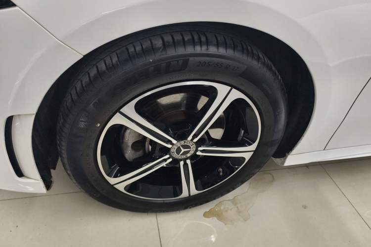 Used Mercedes-Benz A-Class 2022 Revised Version A 200 L Sport Sedan Fashionable Style Left Front Wheel Hub