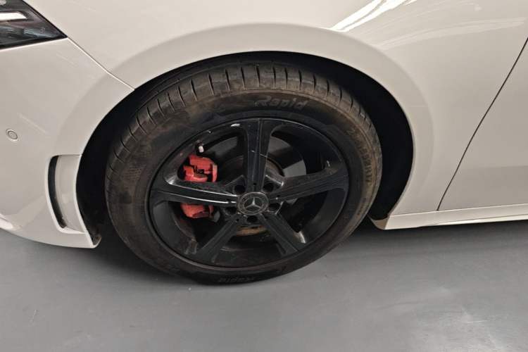 Used Mercedes-Benz A-Class 2022 Revised Version A 200 L Sport Sedan Fashionable Style Left Front Wheel Hub