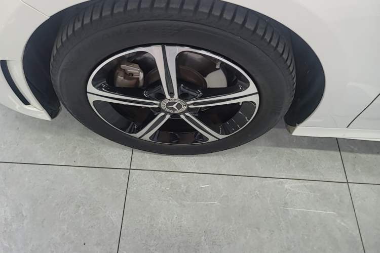 Used Mercedes-Benz A-Class 2022 Revised Version A 200 L Sport Sedan Fashionable Style Left Front Wheel Hub