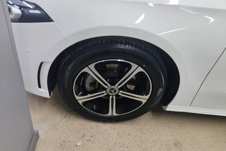 Used Mercedes-Benz A-Class 2022 Revised Version A 200 L Sport Sedan Fashionable Style Left Front Wheel Hub