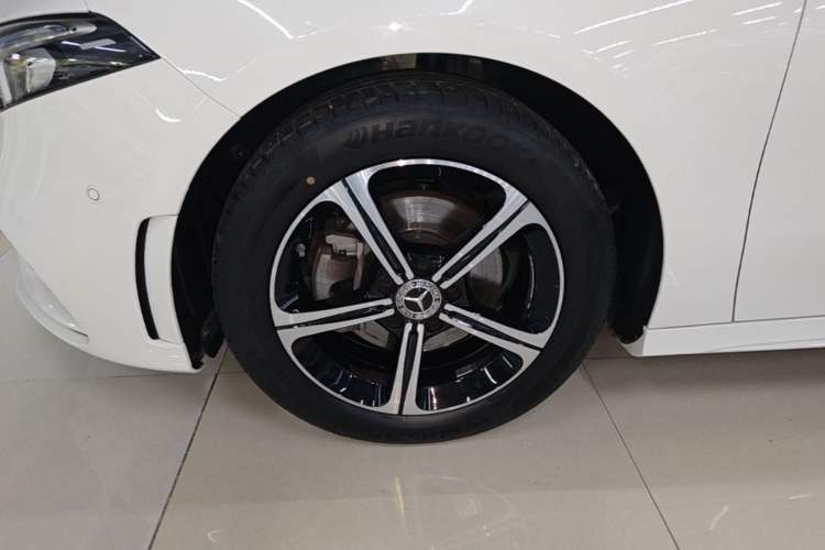 Used Mercedes-Benz A-Class 2022 Revised Version A 200 L Sport Sedan Fashionable Style Left Front Wheel Hub