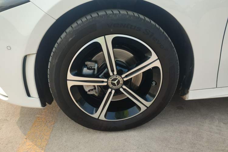 Used Mercedes-Benz A-Class 2022 Revised Version A 200 L Sport Sedan Fashionable Style Left Front Wheel Hub