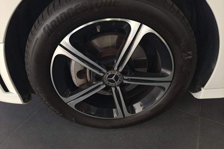 Used Mercedes-Benz A-Class 2022 Revised Version A 200 L Sport Sedan Fashionable Style Left Front Wheel Hub