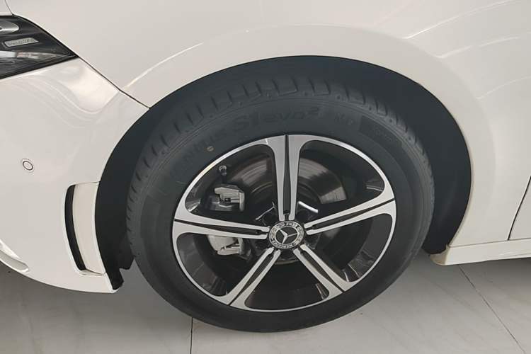 Used Mercedes-Benz A-Class 2022 Revised Version A 200 L Sport Sedan Fashionable Style Left Front Wheel Hub