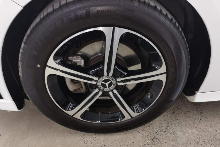 Used Mercedes-Benz A-Class 2022 Revised Version A 200 L Sport Sedan Fashionable Style Left Front Wheel Hub