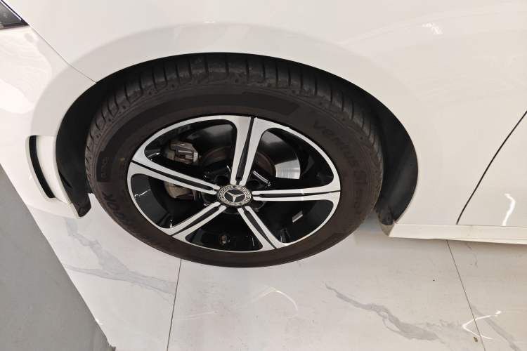 Used Mercedes-Benz A-Class 2022 Revised Version A 200 L Sport Sedan Fashionable Style Left Front Wheel Hub