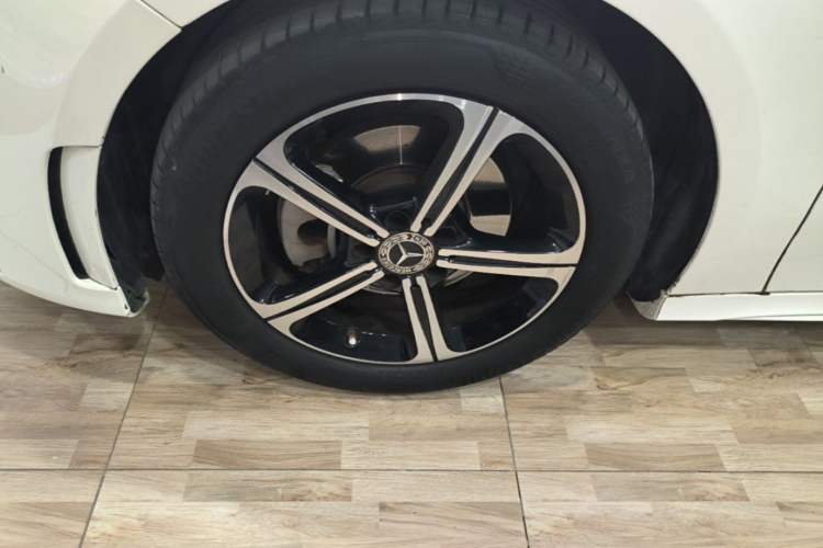 Used Mercedes-Benz A-Class 2022 Revised Version A 200 L Sport Sedan Fashionable Style Left Front Wheel Hub