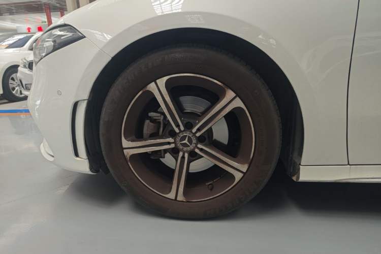 Used Mercedes-Benz A-Class 2022 Revised Version A 200 L Sport Sedan Fashionable Style Left Front Wheel Hub